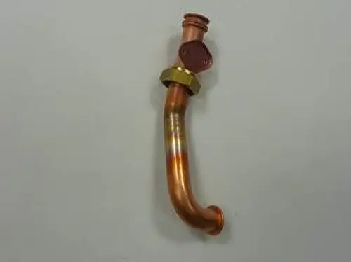 Remeha Rohr mit einer gebogenen Form und einer Verbindung für einen Wärmetauscher. Die Metalloberfläche zeigt Kupferfärbung und eine Gewindeverbindung.